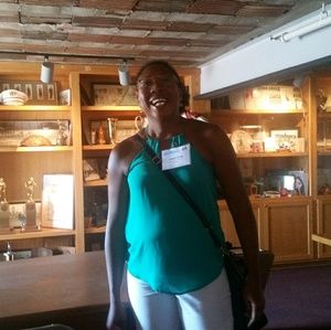 Meet your Posher, Leslye