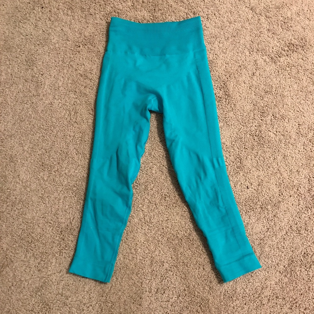 Lululemon zone in crops size 4