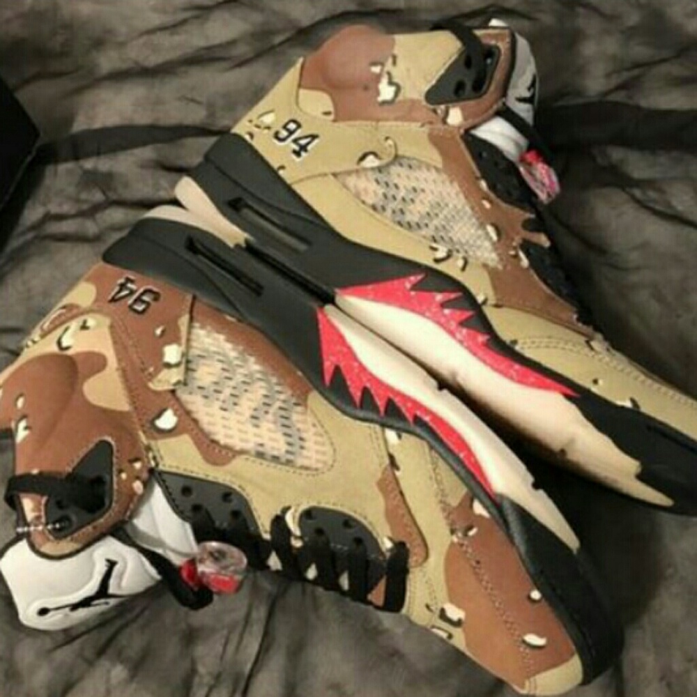 Air Jordan × Supreme Desert Camo Reto 5s