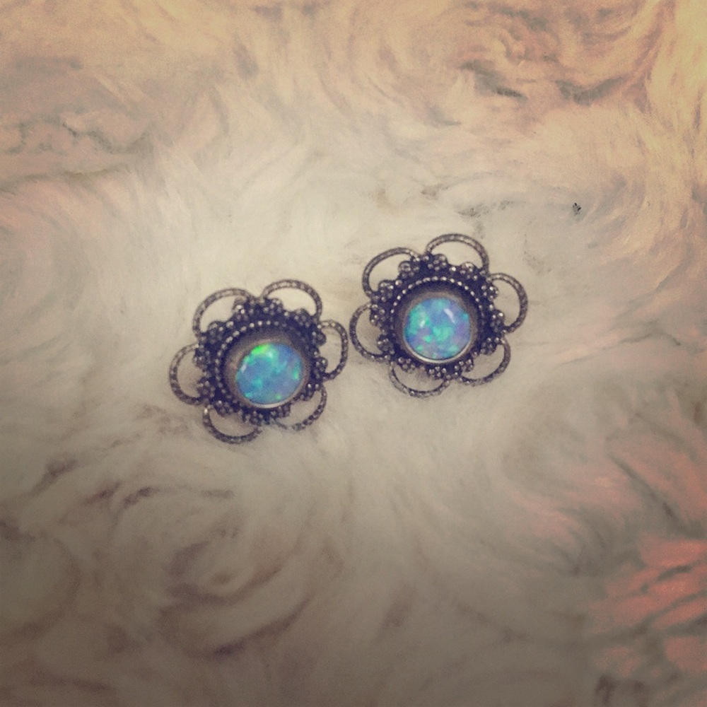 🌷Flower stone earring studs 🌷