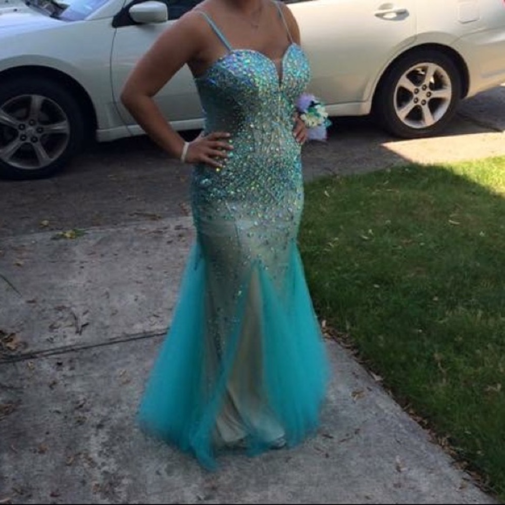 BEAUTIFUL PROM DRESS/GOWN