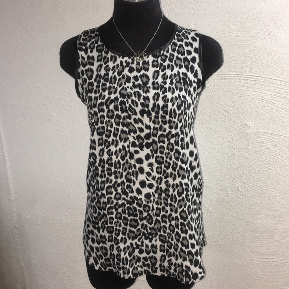 Fun animal print sleeveless top EUC!!