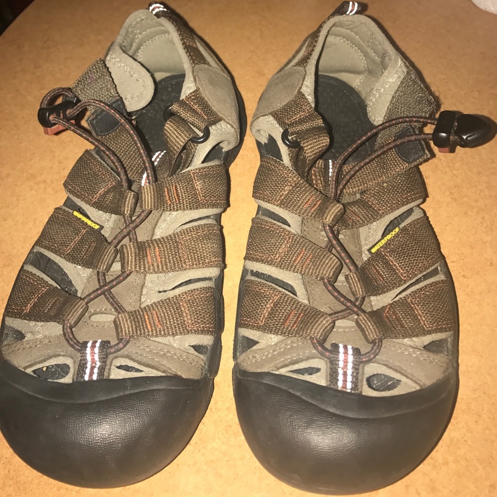 Keen brown samdals