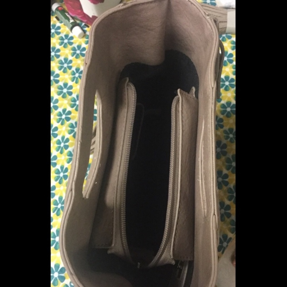 Last 1! πBlack Fringe Handbag - Picture 4 of 5