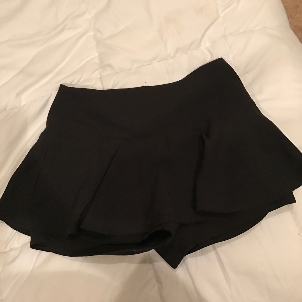 BRAND NEW BLACK FOREVER 21 SKIRT