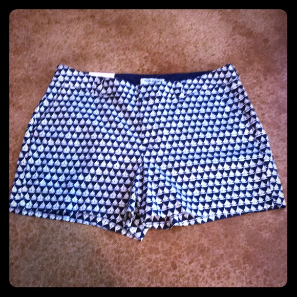 Old Navy Pants - NWT Old Navy size 12 sail boat shorts