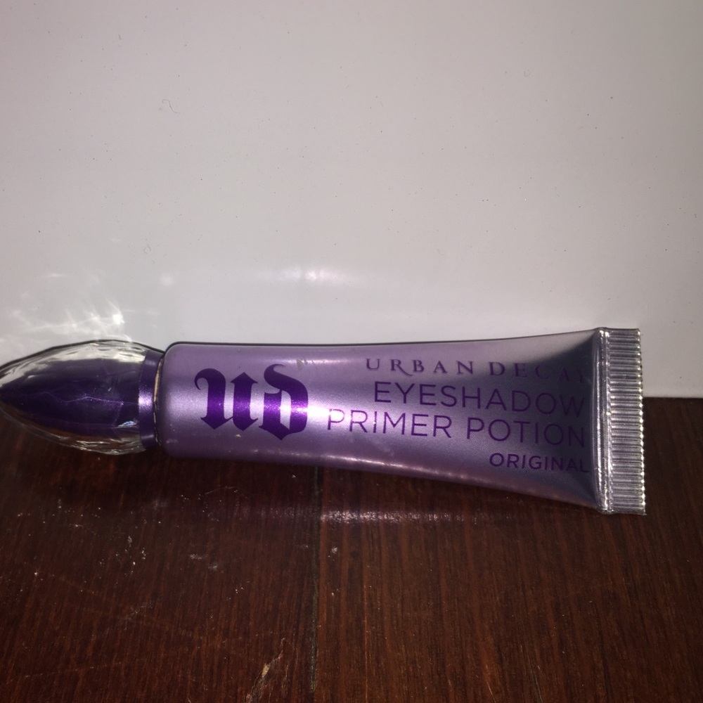 URBAN DECAY EYESHADOW PRIMER POTION