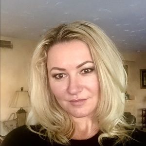 Meet your Posher, Larissa