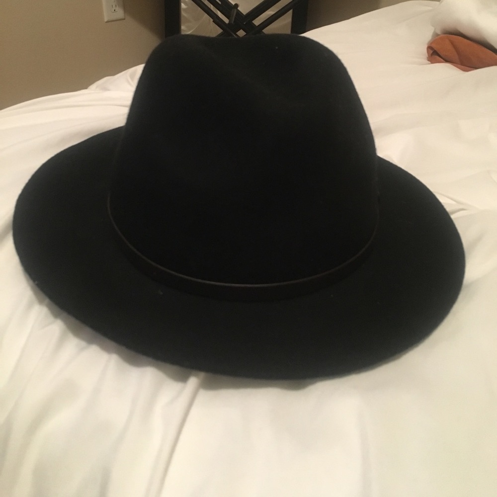 Black wool fall hat with leather belt