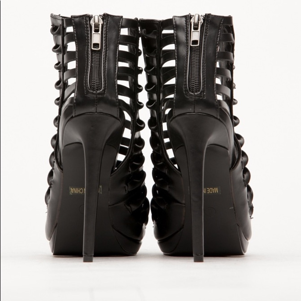 Black pointed cage bootie