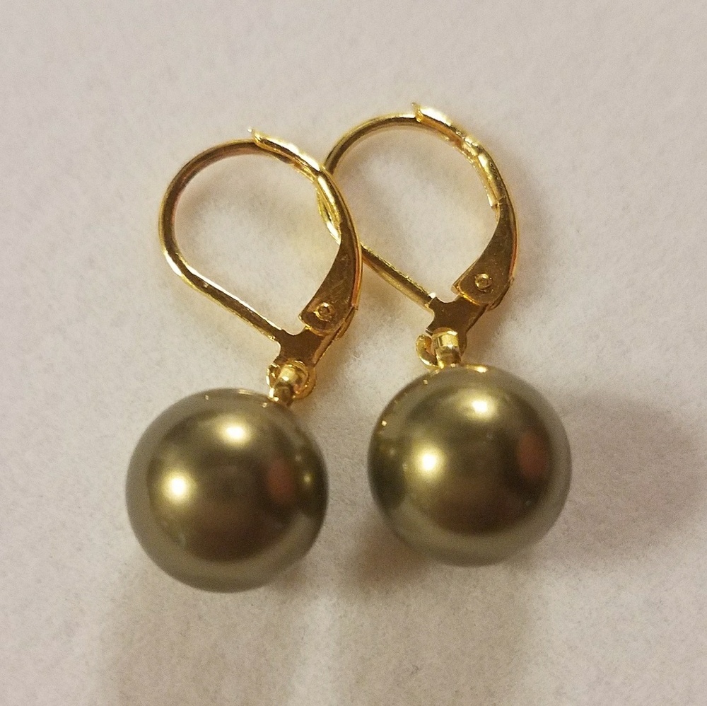 Shell Pearl Earrings Pair -- 10mm Green Gray