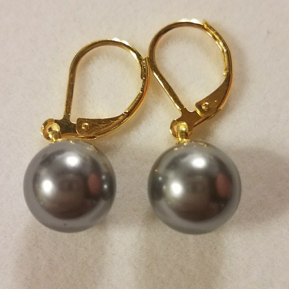 Shell Pearl Earrings Pair -- 10mm Black