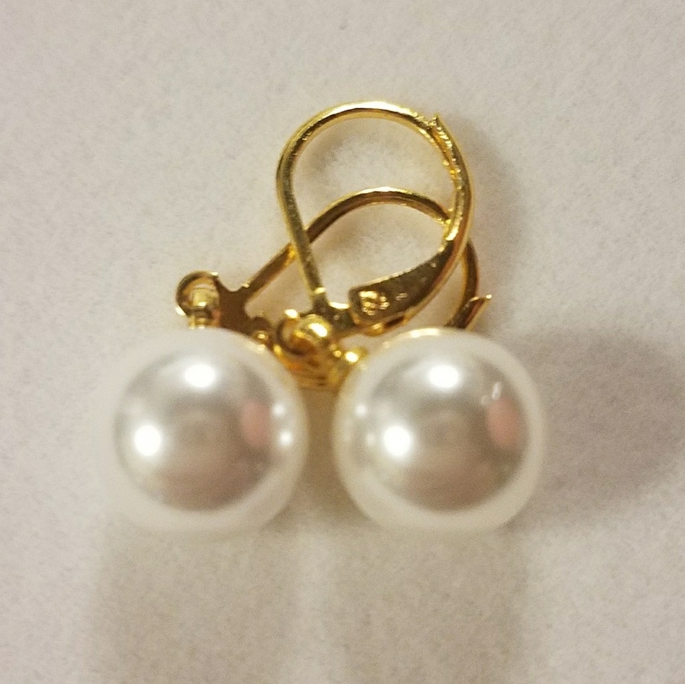 Shell Pearl Earrings Pair -- 10mm Silver White