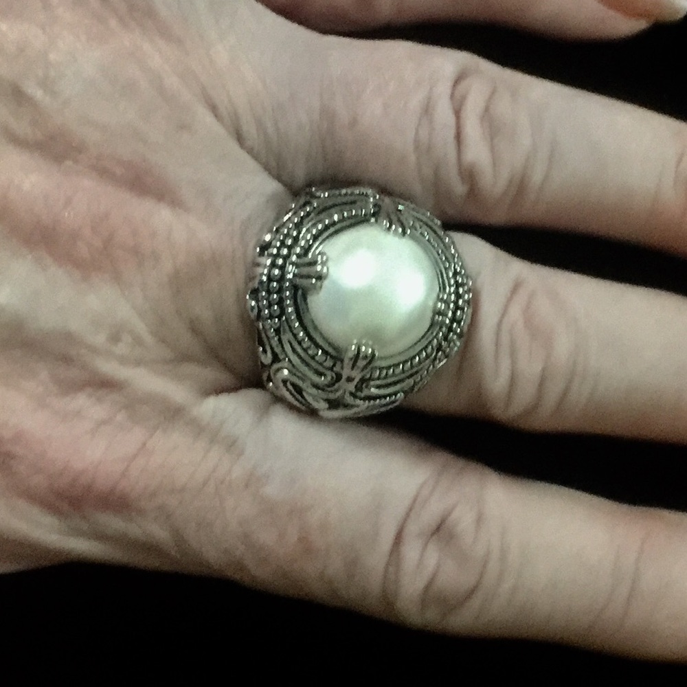 EUC BEAUTIFUL PEARL RING BY PREMIER DESIGNS SIZE 8