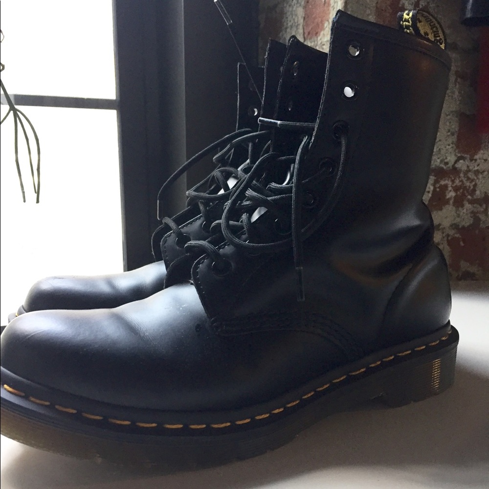 Dr. Martens Women's 1460 Smooth in Black