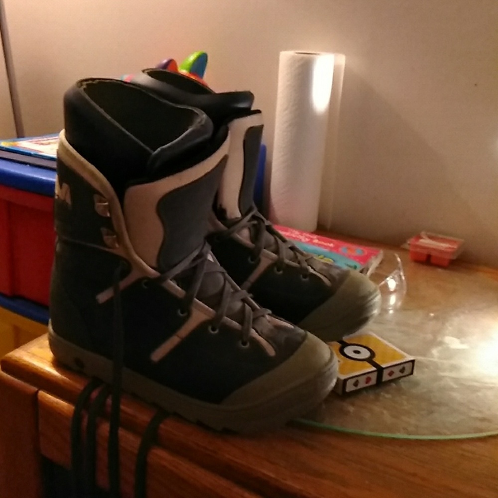 Snowboarding boots