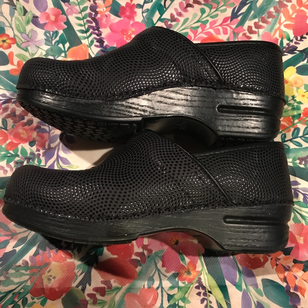 Dansko XP Slip resistant Size 38 black clogs EUC.