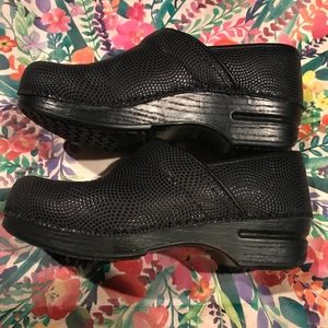 Dansko XP Slip resistant Size 38 black clogs EUC.
