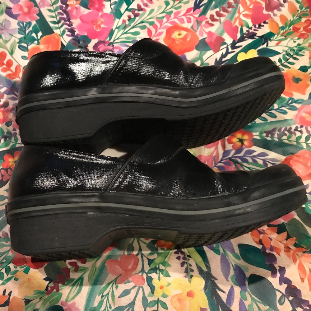 Dansko Slip resistant black shiny clogs. EUC