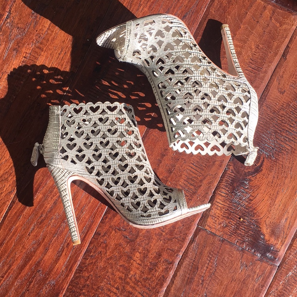 alice + olivia Gerri Heart Cutout Booties sz 38