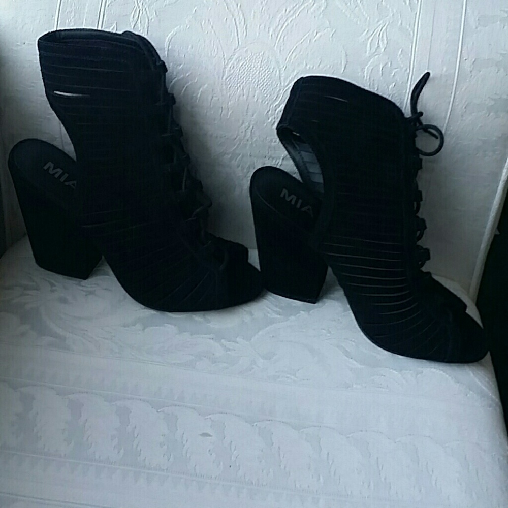 MIA LACE UP CUT OUT  BOOTIES
