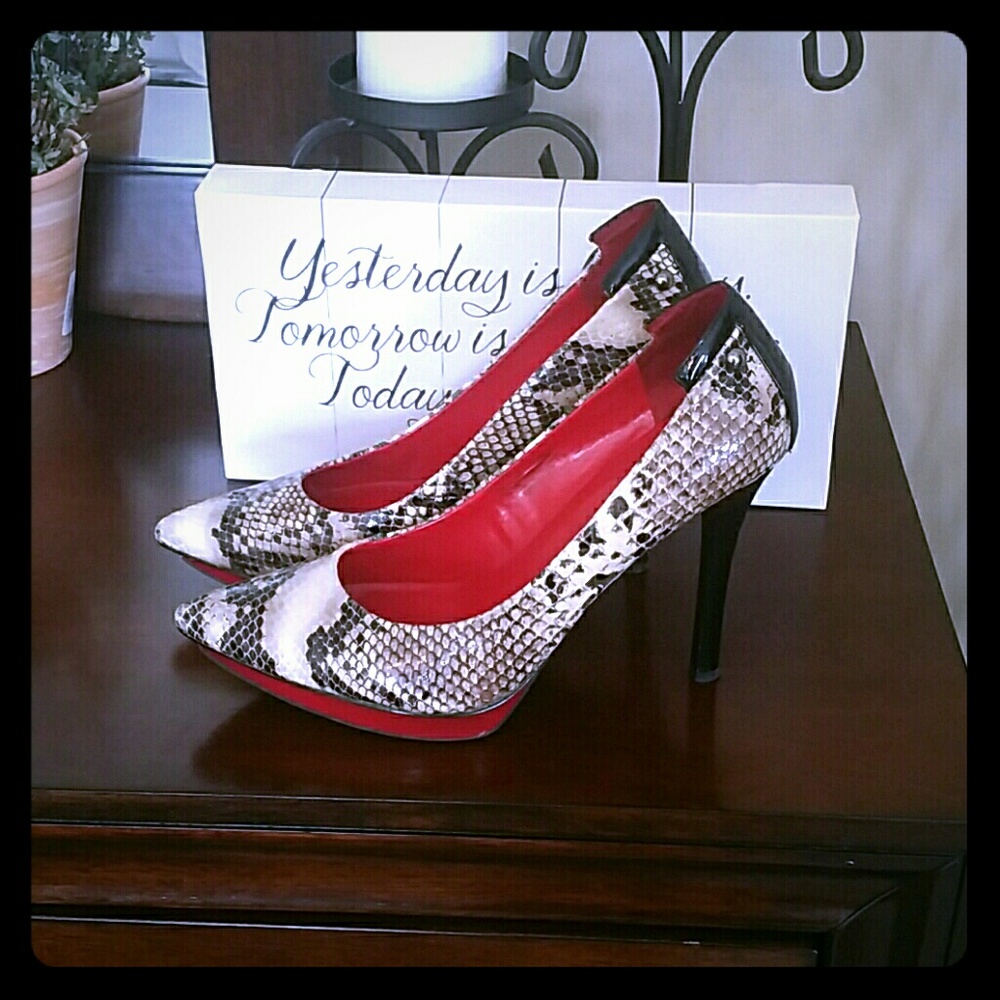 Soooo Sexy!! Guess reptile heel