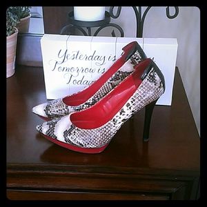 Soooo Sexy!! Guess reptile heel