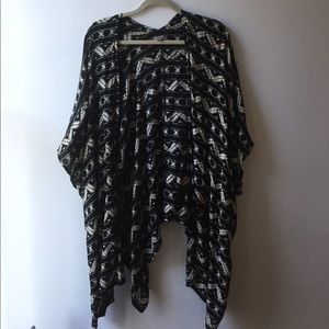 Ecoté short sleeve black and white kimono size M/L
