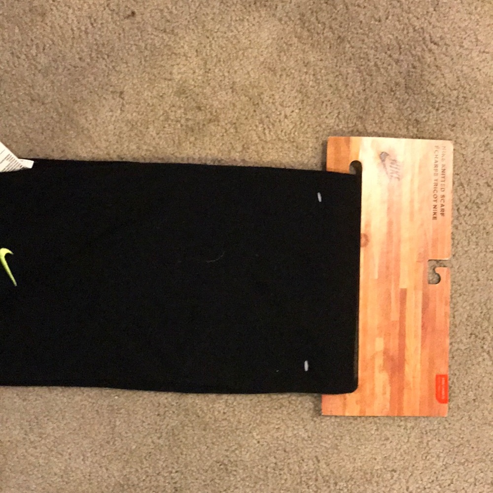 NWT Nike scarf !!!