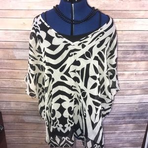 Black and white geometric print slightly sheet top