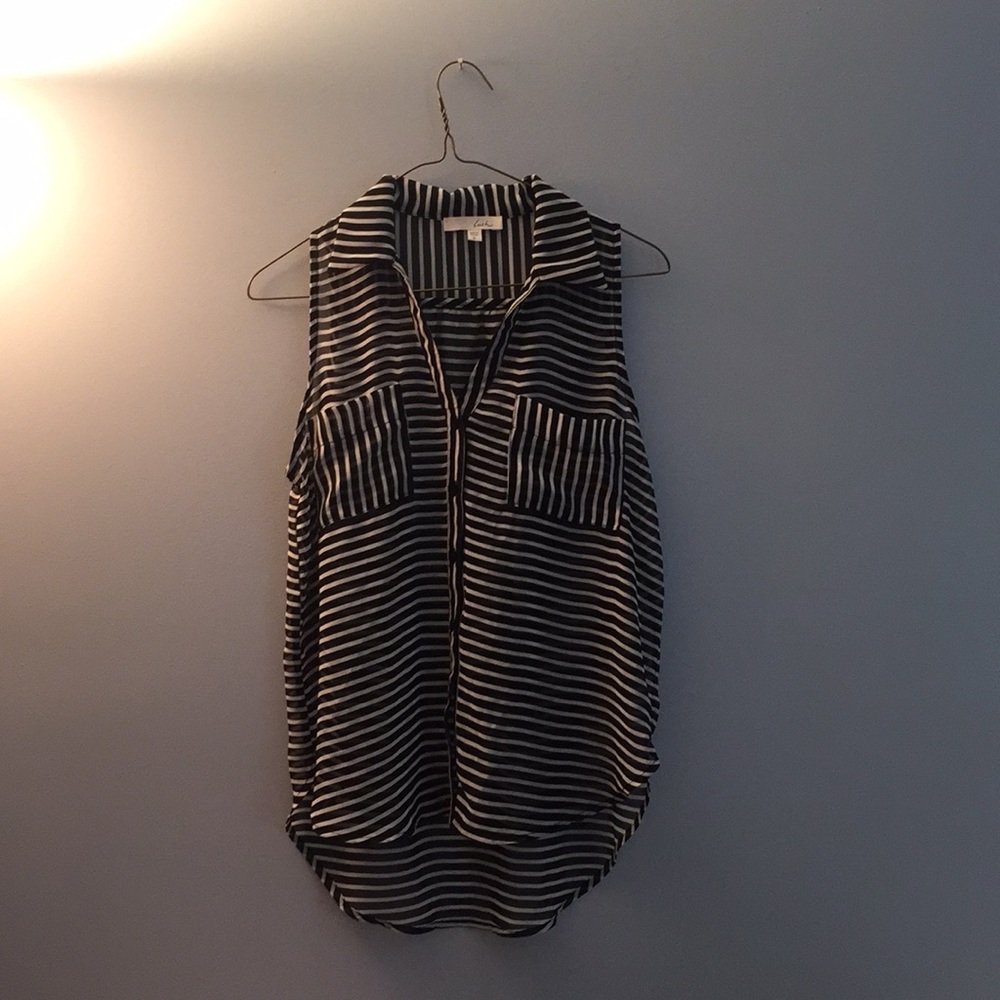 Lush Sleeveless Button-up