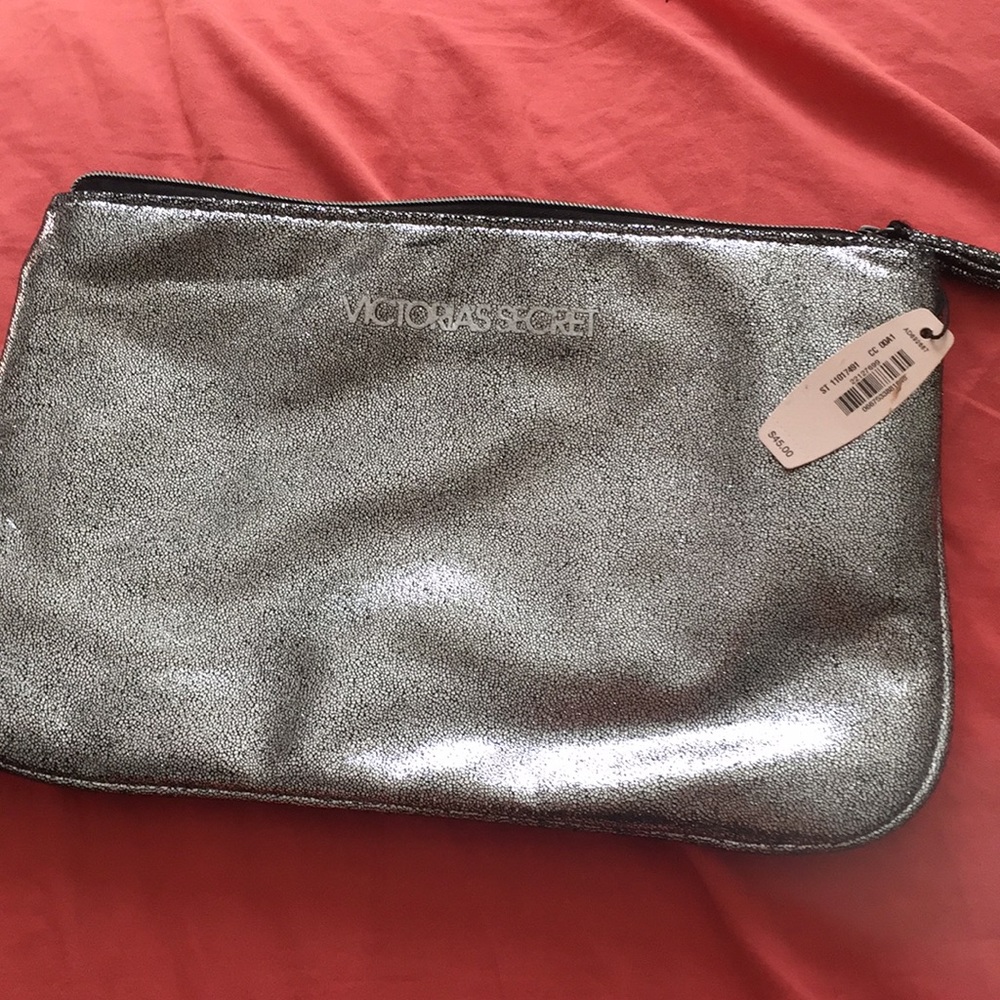 Victoria secret makeup bag never worn !