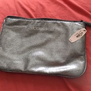 Victoria secret makeup bag never worn !