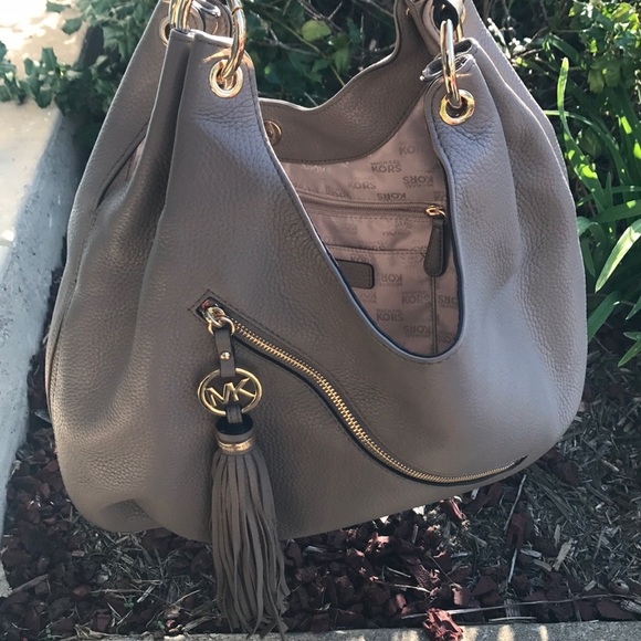 NWT MICHAEL KORS CHARM TASSEL LARGE SHOULDER TOTE - Picture 3 of 8