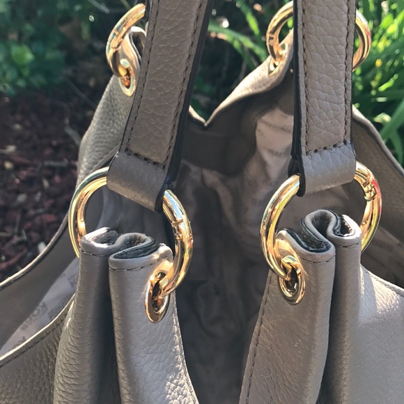 NWT MICHAEL KORS CHARM TASSEL LARGE SHOULDER TOTE - Picture 5 of 8