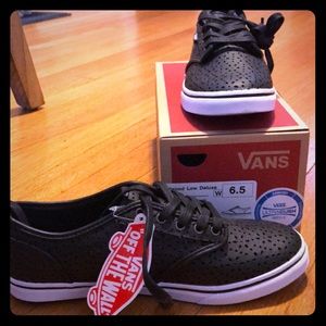 Vans size 6.5 Atwood Low Deluxe shoes in black