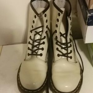 Cream dr martens NWOB
