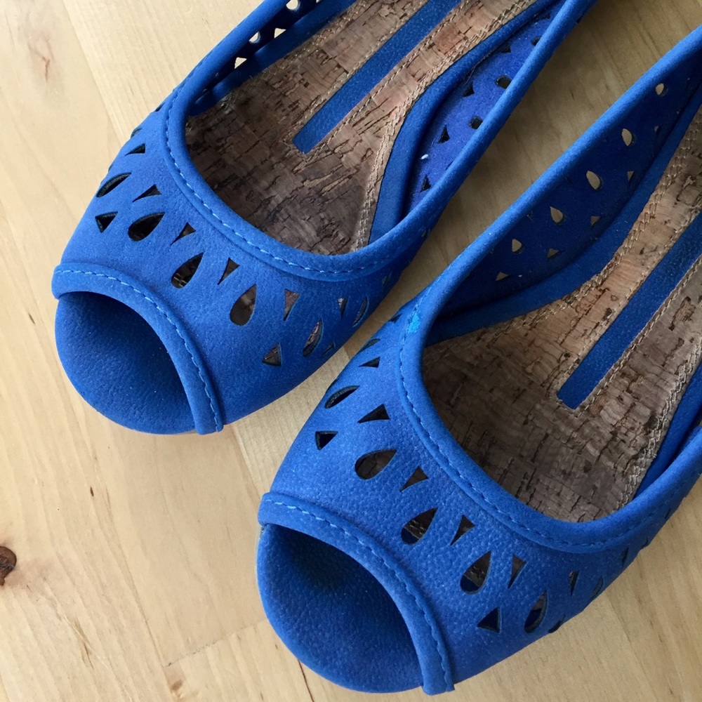 Adorable peep toe flats