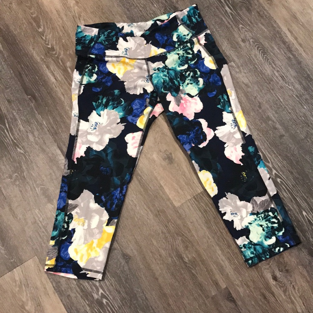 OLD NAVY ACTIVE WEAR CAPRI - new never worn