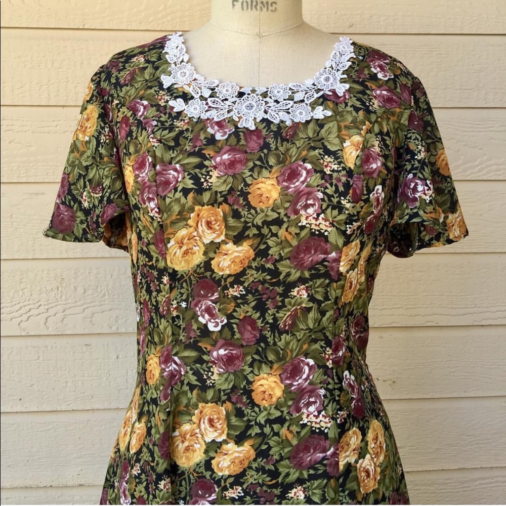 Romantics vintage rose dress with lace detail🕯