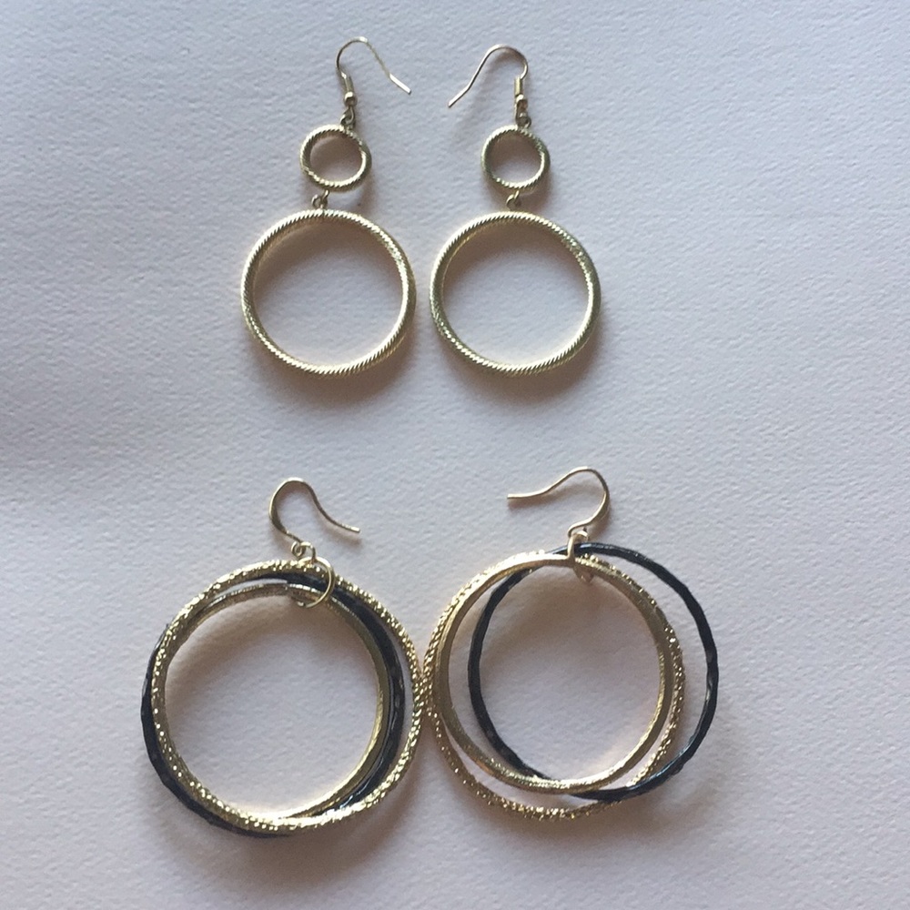 Set of 2 gold tone drop hoop earrings