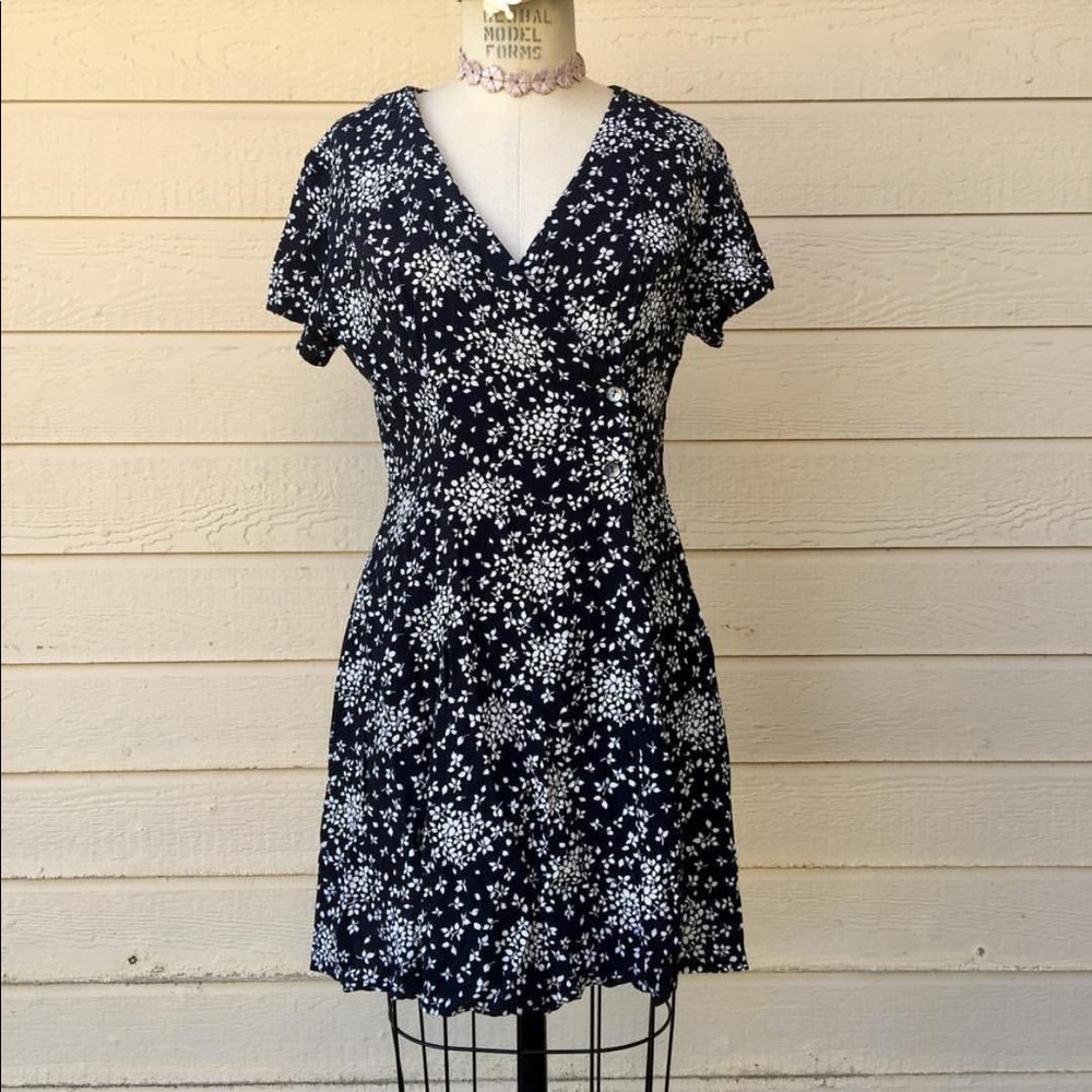 Feminine black dress with white leaves vintage🦋