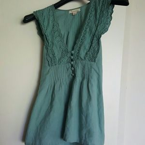 Beautiful top. Adorable on, ties in the back.