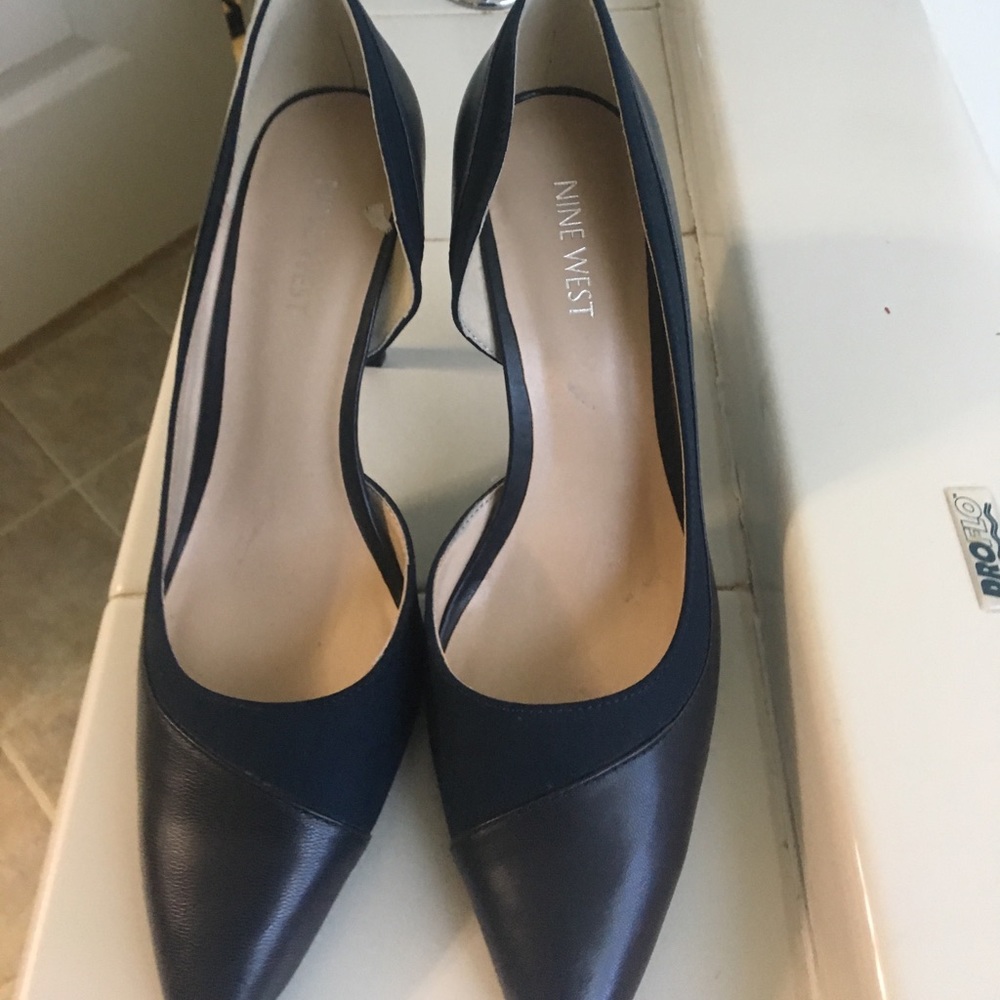 Adorable Navy Nine West classic shoe