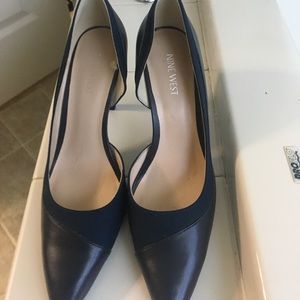 Adorable Navy Nine West classic shoe