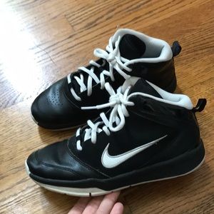 nike team hustle d5