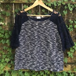 Short sleeved top with lace