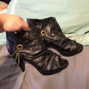 Black peep toe bootie w/ takeoff chain size 8-8.5
