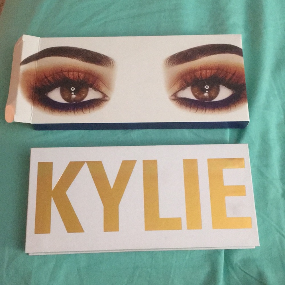 Kylie Jenner the royal peach palette