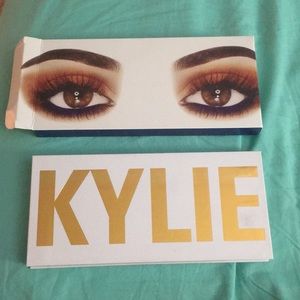 Kylie Jenner the royal peach palette